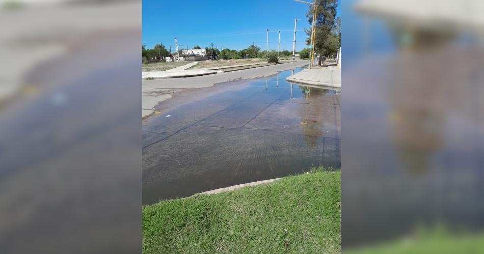 Vecinos del barrio Campo Contreras reclaman solucioacuten urgente a derrame cloacal