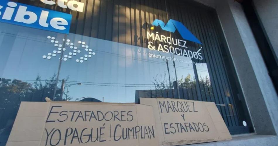 Escraches en las oficinas de la empresa