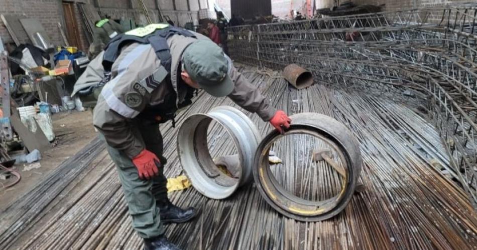 TAREA DE INTELIGENCIA- En base a la información de un detenido del año 2024 los gendarmes esperaron ahora a los santiagueños y tucumano en El Naranjo Cayeron con 50 kilos de cocaína camuflada en ruedas