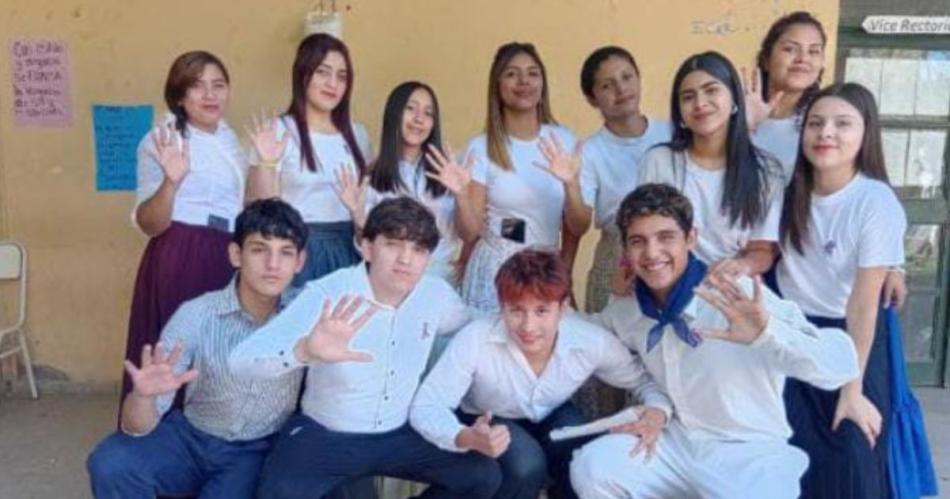 Alumnos celebraron la Autonomía Provincial en un emotivo acto