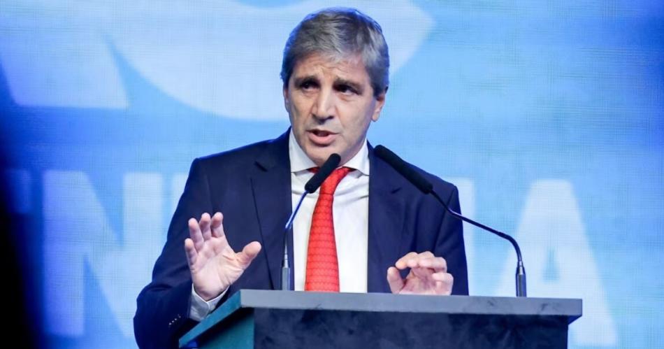 Caputo anunció la eliminación de retenciones a las exportaciones industriales