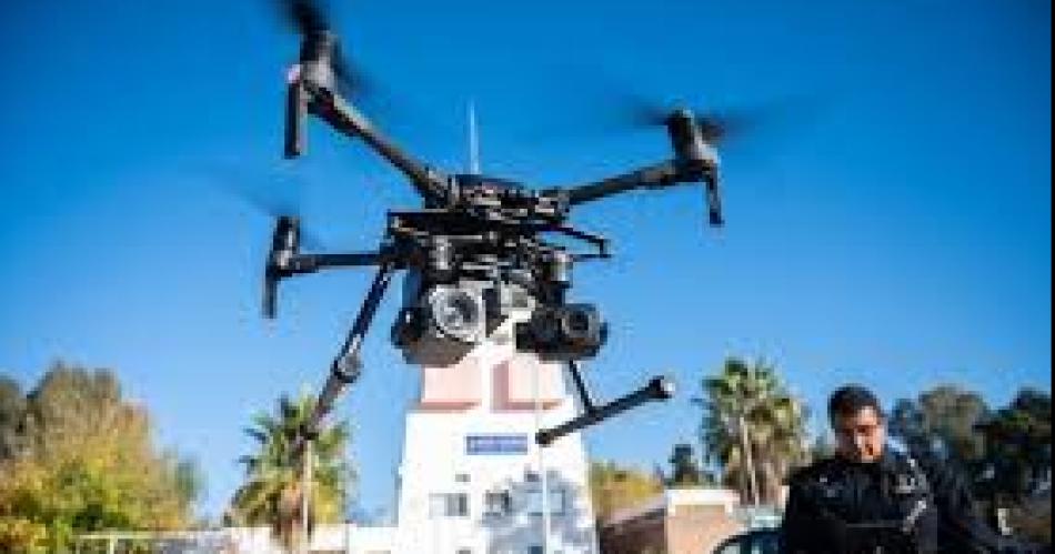 CERCADO- La policía trabaja con drones Los voceros confiaron al cierre que el sujeto estaría rodeado Y que hasta el martes vivía en una choza en un campo contiguo al foco de la balacera