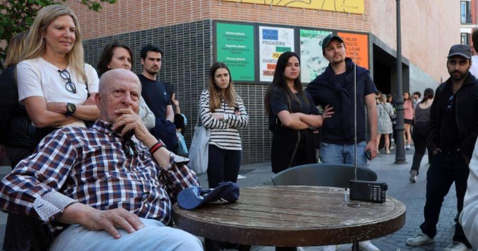 Apagoacuten en Espantildea- el reinado de la radio que no hizo silencio frente a la crisis energeacutetica