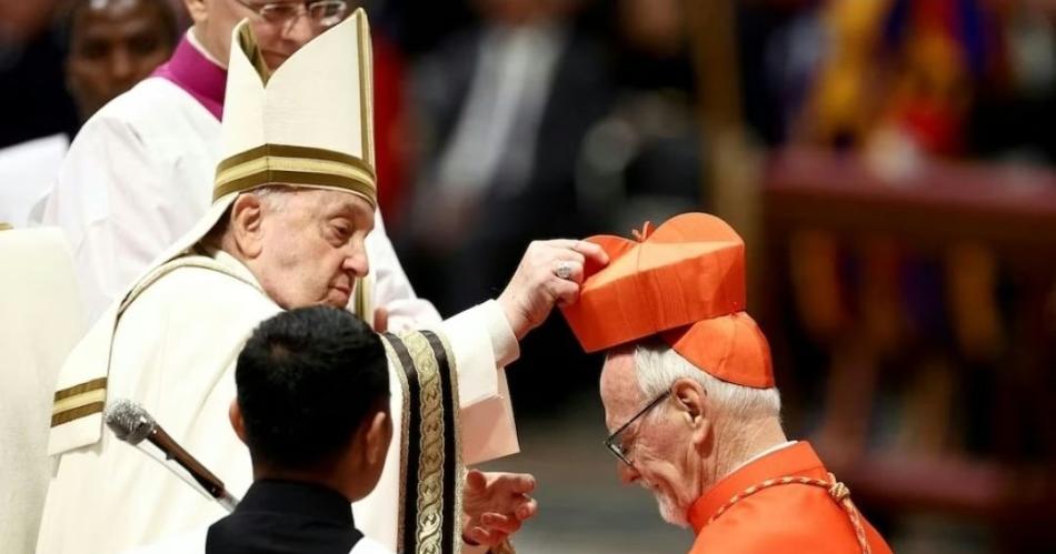 El arzobispo de Santiago reveló detalles de las reuniones previas a la elección del nuevo Santo Padre