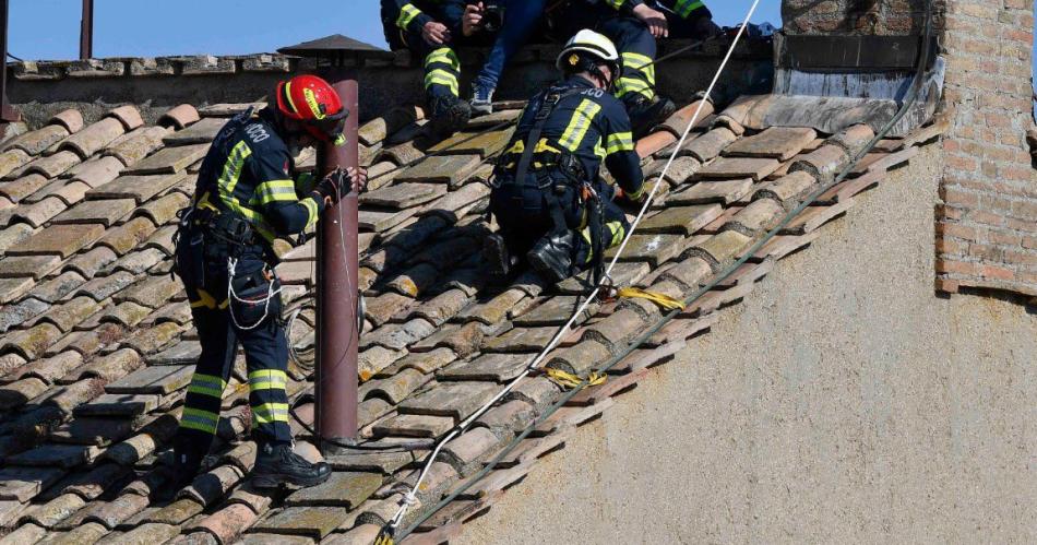 Todo casi listo para el Cónclave La chimenea de donde saldr� la fumata blanca ha sido instalada