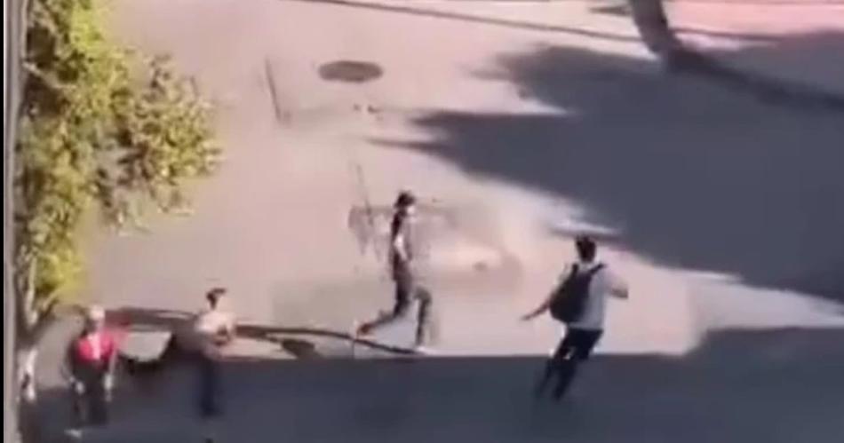 Un nintildeo sufrioacute un violento robo cuando saliacutea de la escuela- vecinos retuvieron al ladroacuten