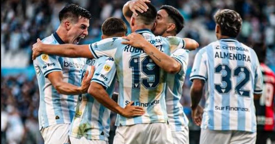 Racing vencioacute 1 a 0 a Newells con uno menos para ser 3ordm