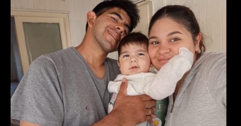 DEVOCION El santiagueño y sus hermanos caminaron el 27 de diciembre pasado hacia la Virgen de Huachana Al lado con su esposa e hijo