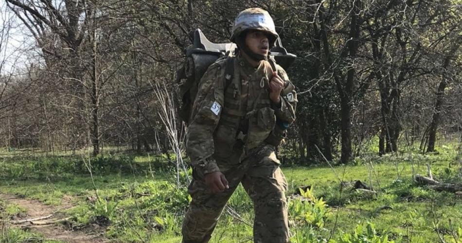 RIGUROSIDAD Olivera durante un entrenamiento en Bahía Blanca Era paracaidista y viajaba periódicamente