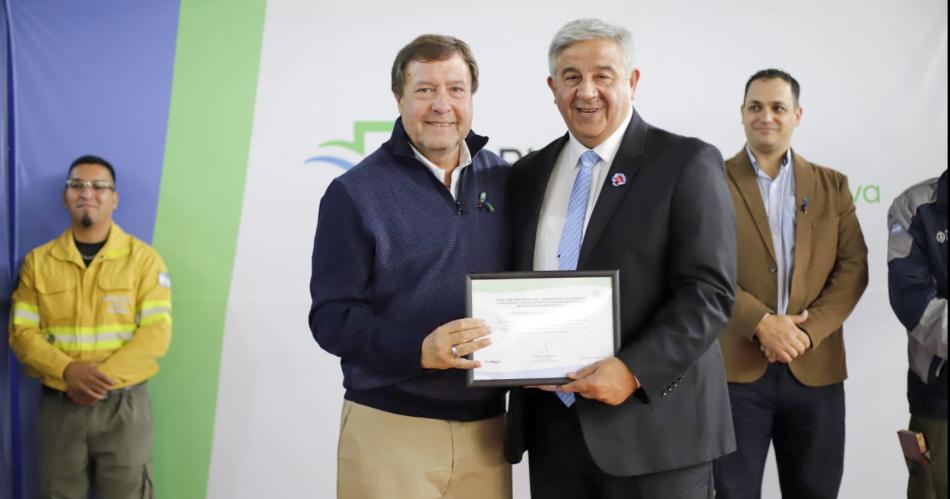 Riacuteo Negro reconocioacute a Santiago por su apoyo en la lucha contra incendios forestales