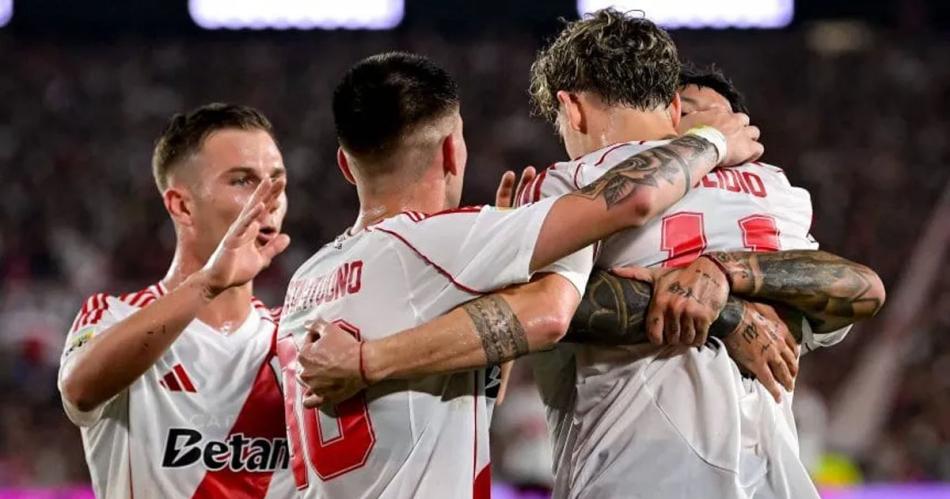 River goleoacute a Veacutelez terminoacute segundo y enfrentaraacute a Barracas en octavos