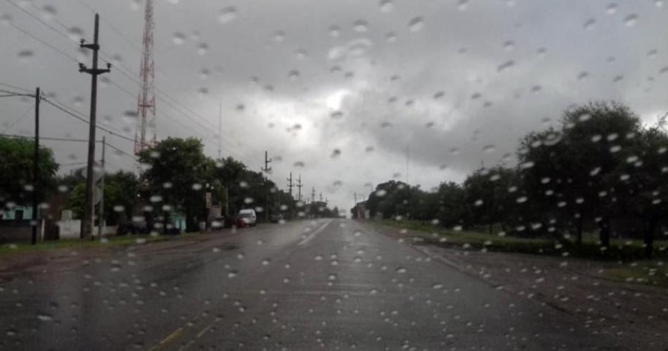 La semana arranca con lluvias aisladas y chaparrones en Santiago- la maacutexima alcanzaraacute los 26deg