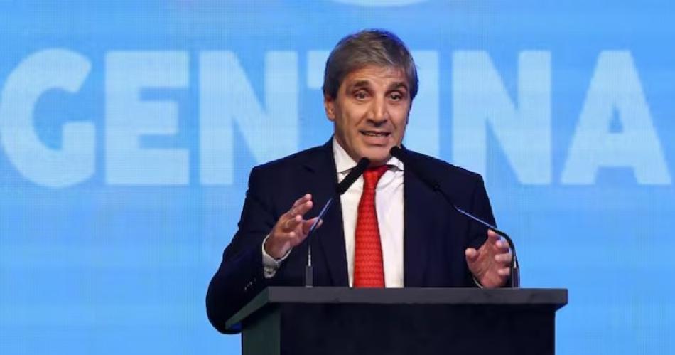 Caputo dio indicios de cómo se permitir� usar dólares