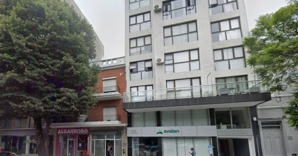 Estaba junto a su pareja y cayoacute desde un octavo piso