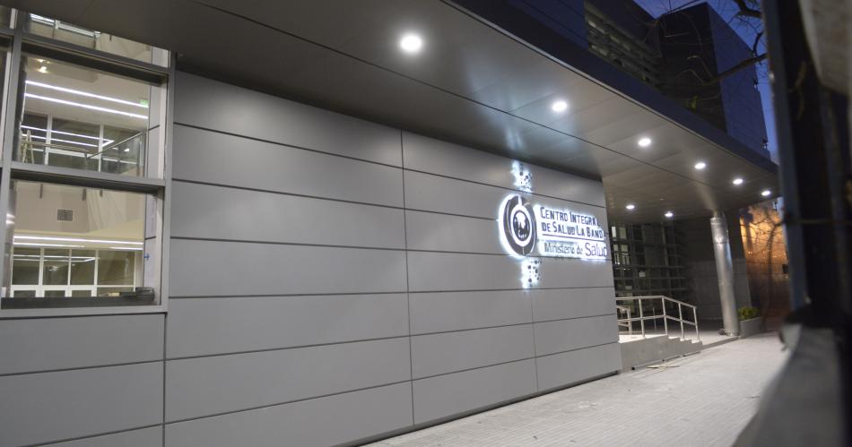 Madre e hija heridas al chocar un perro cuando se conduciacutean en moto