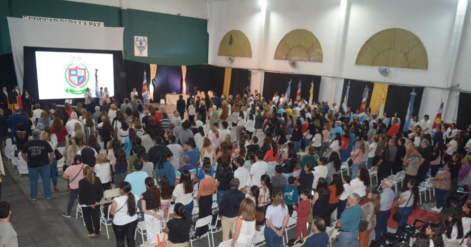 FOTOS  La Escuela de Comercio Antenor R Ferreyra celebroacute su 90ordm aniversario con un emotivo acto