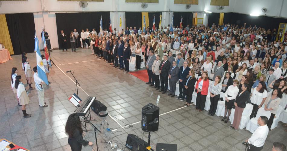 FOTOS  La Escuela de Comercio Antenor R Ferreyra celebroacute su 90ordm aniversario con un emotivo acto