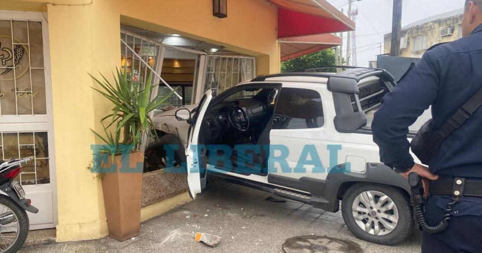La camioneta rompió la puerta y sufrió daños materiales