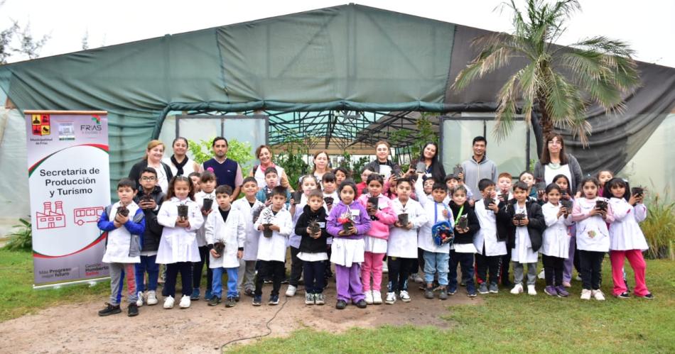Alumnos de la Escuela Feacutelix Friacuteas visitaron el Vivero Municipal