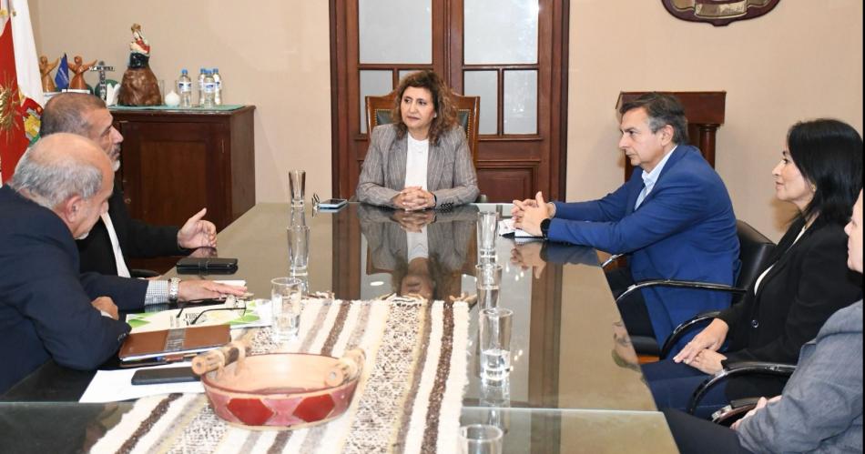 Fuentes recibioacute a las autoridades de la Esc agriacutecola de la Unse