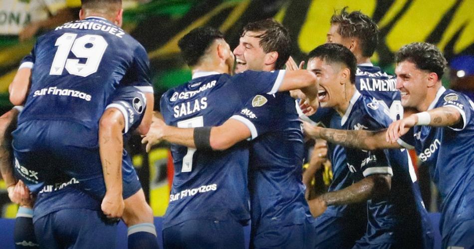 Racing goleoacute 4 a 0 a Bucaramanga y recuperoacute la punta