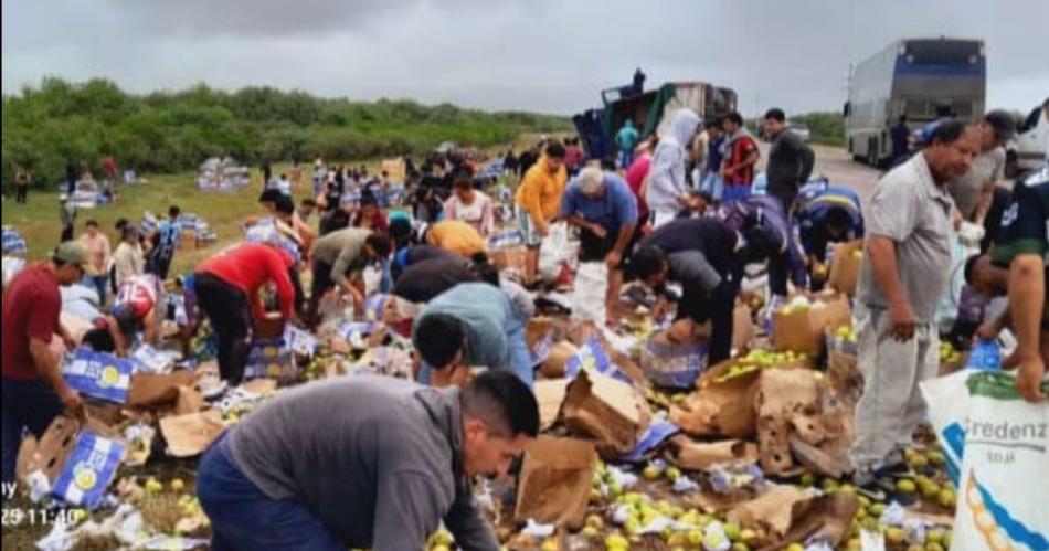 Los transentes y pobladores se llevaron la mercadería que quedó esparcida sobre la banquina