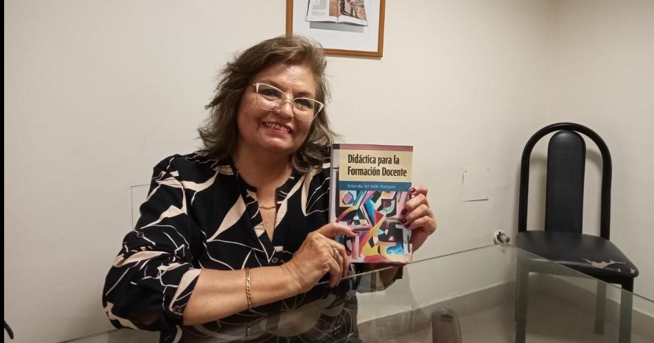 TEXTO La profesora Amanda Anríquez de Corvaln junto a su ltimo trabajo