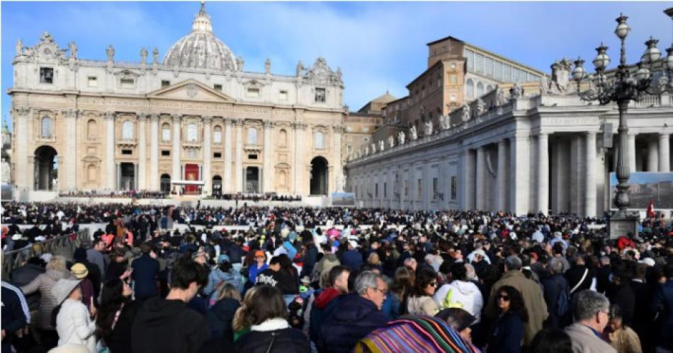 Expectativa papal- 30000 en la Plaza por la fumata inicial (EFE)