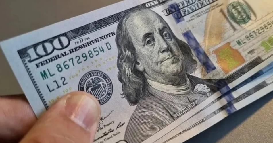 El dólar oficial cerró en baja con la mayor caída diaria desde el nuevo régimen