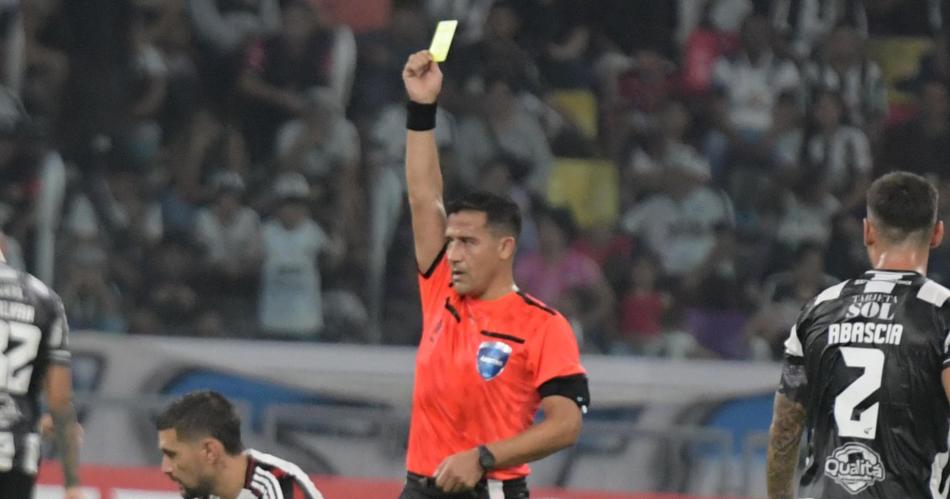 POLEacuteMICA El VAR le anuloacute un penal para el ferro