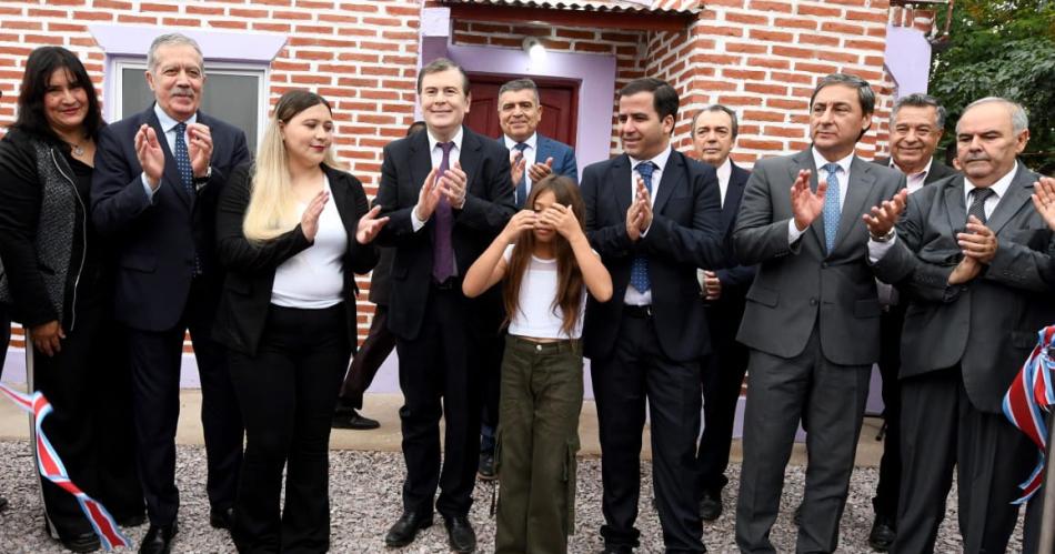 Zamora inauguró la repavimentación de la Ruta 21 y entregó viviendas sociales