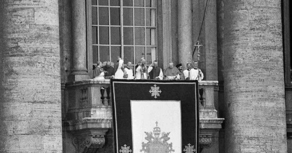 El latiacuten lengua sagrada del coacutenclave- del Extra omnes al Habemus Papam