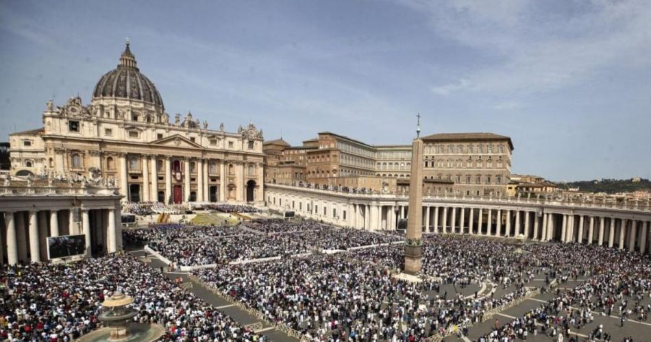 Los fieles colmaron la plaza San Pedro