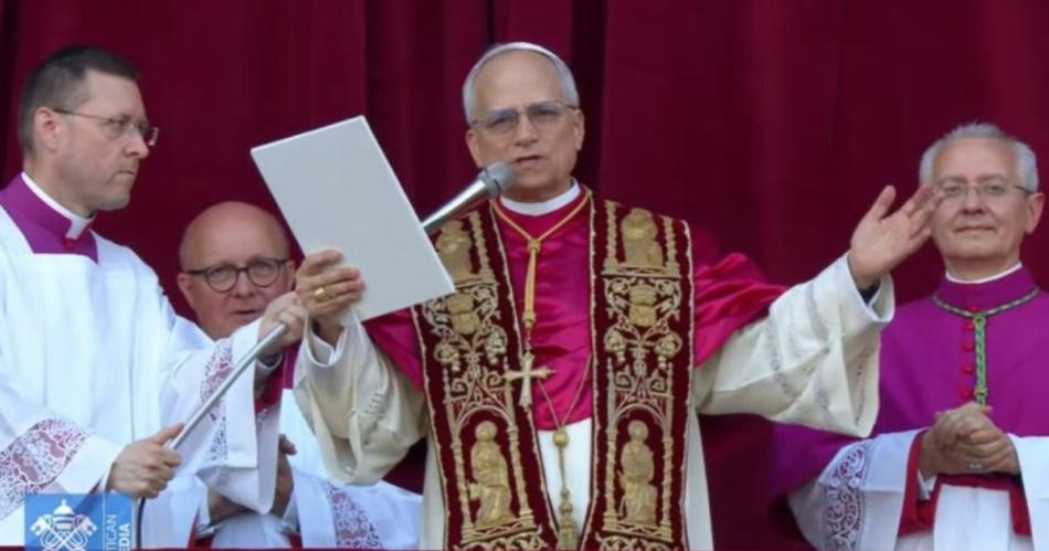 La emocioacuten de Robert Prevost en su primera aparicioacuten puacuteblica como el Papa Leoacuten XIV