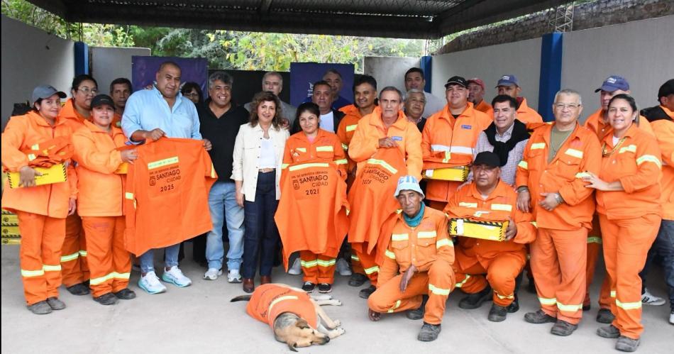 Fuentes destacó la tarea del personal de recolección y limpieza al entregar nuevos uniformes