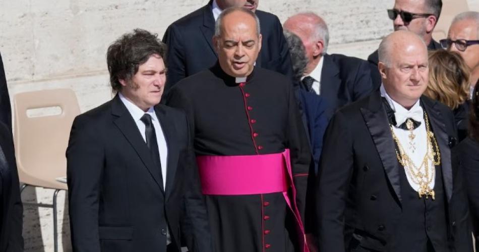 Milei se perdería las elecciones en CABA por su viaje a la asunción de León XIV (AP PhotoGregorio Borgia)