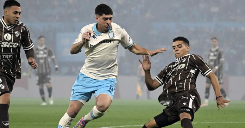 Racing perdioacute en su casa y quedoacute eliminado en los octavos de final 