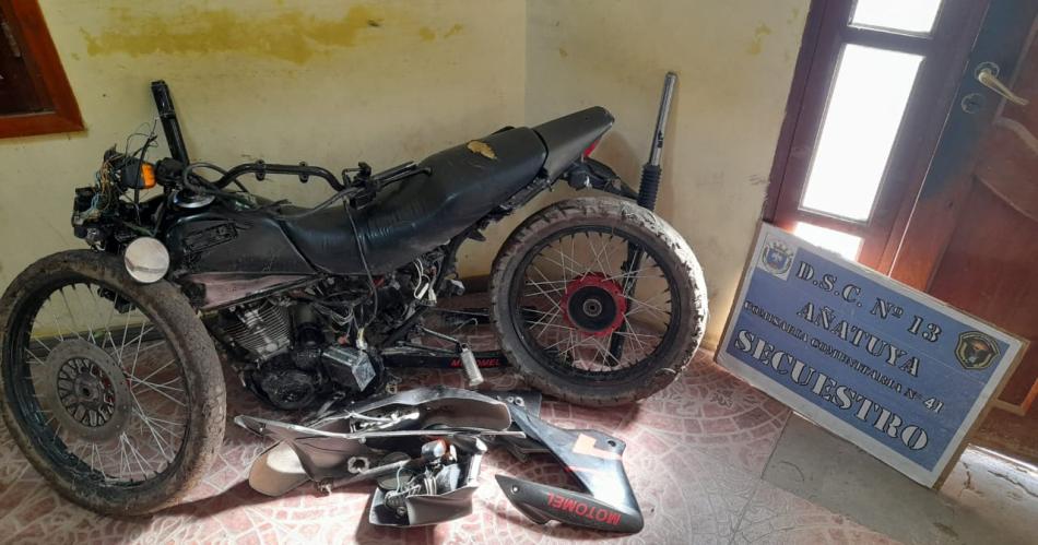 Desarmada y escondida- hallan moto robada en el fondo de una casa del interior