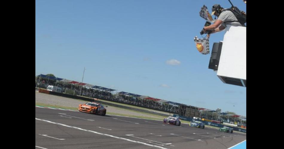 MEMORABLE Mauricio Lambiris recibió la bandera de cuadros luego de un final de alto voltaje emotivo Después se subió a lo m�s alto del podio junto con Jeremías Olmedo e Ignacio Faín