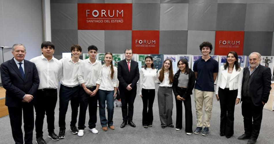 El gobernador de la Provincia junto a los alumnos en el Fórum