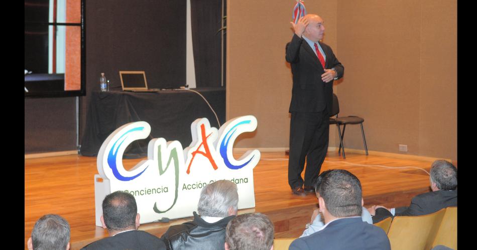 TRAYECTORIA L�zzari es un reconocido historiador argentino