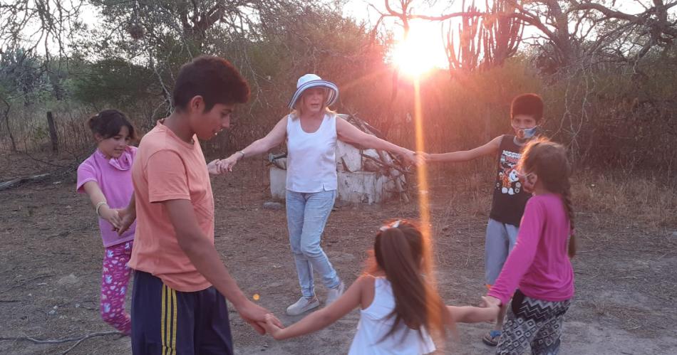 Con devocioacuten familiar realizo la difusioacuten de la vida y obra de la primera santa argentina y santiaguentildea