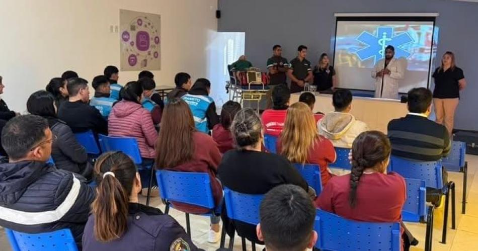 Brindan capacitacioacuten en soporte vital RCP para personal de emergencias