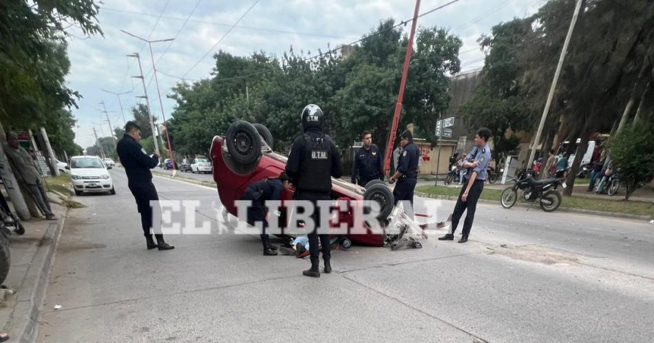 Violento accidente en Los Flores- madre e hijo heridos tras un vuelco