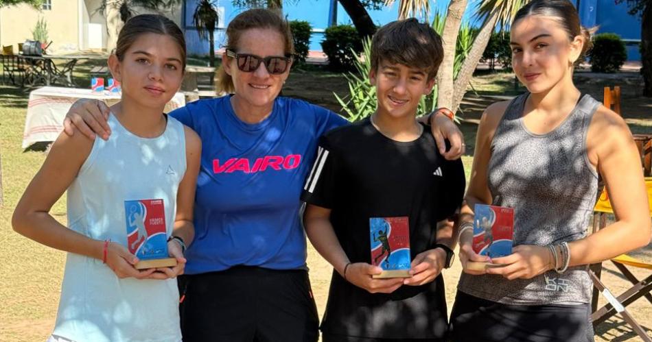 Santiago cosechoacute varios podios en el Abierto de tenis juvenil