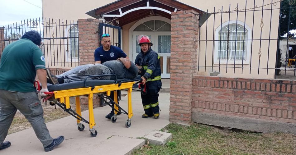 Los obreros fueron rescatados por los Bomberos y trasladados al Hospital Regional