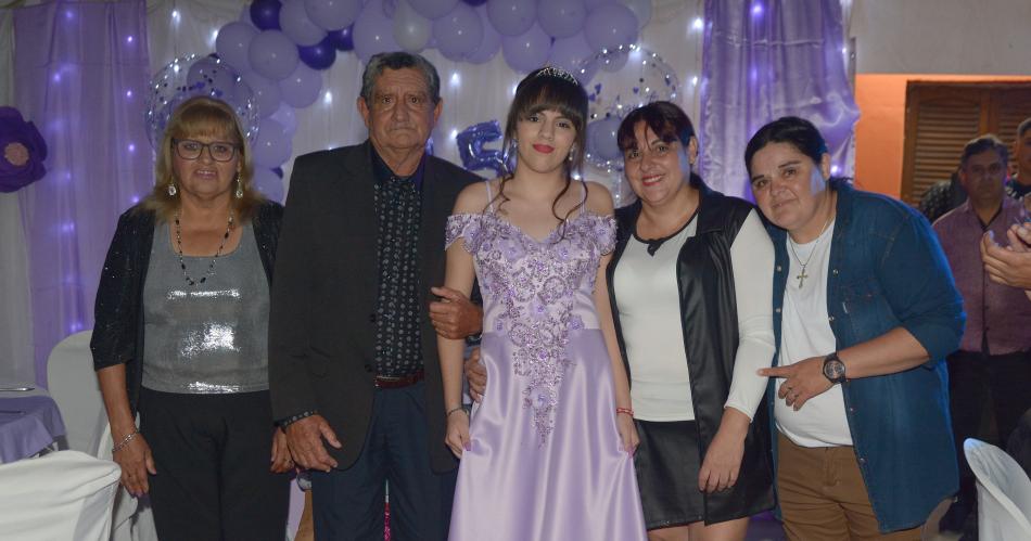 AGUSTINA MATEOLI FESTEJOacute SUS QUINCE ANtildeOS