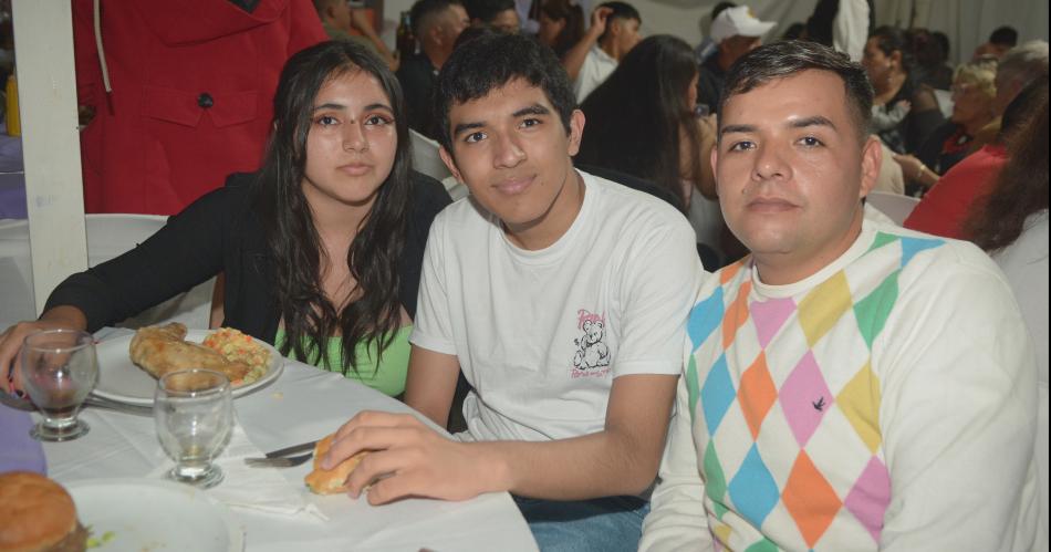 AGUSTINA MATEOLI FESTEJOacute SUS QUINCE ANtildeOS