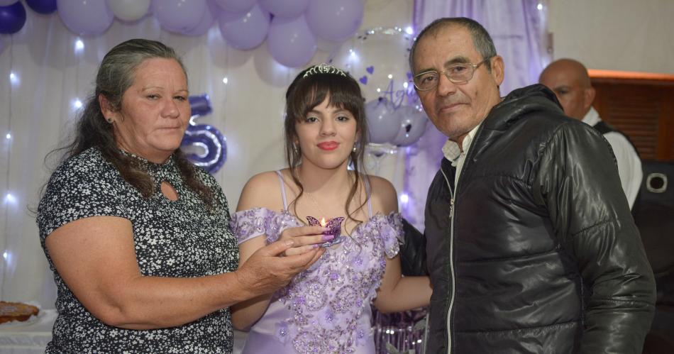 AGUSTINA MATEOLI FESTEJOacute SUS QUINCE ANtildeOS