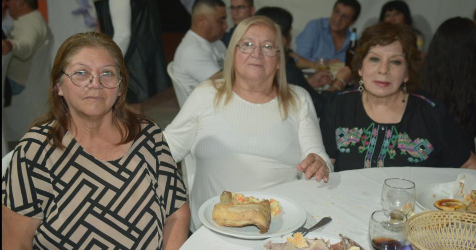 AGUSTINA MATEOLI FESTEJOacute SUS QUINCE ANtildeOS